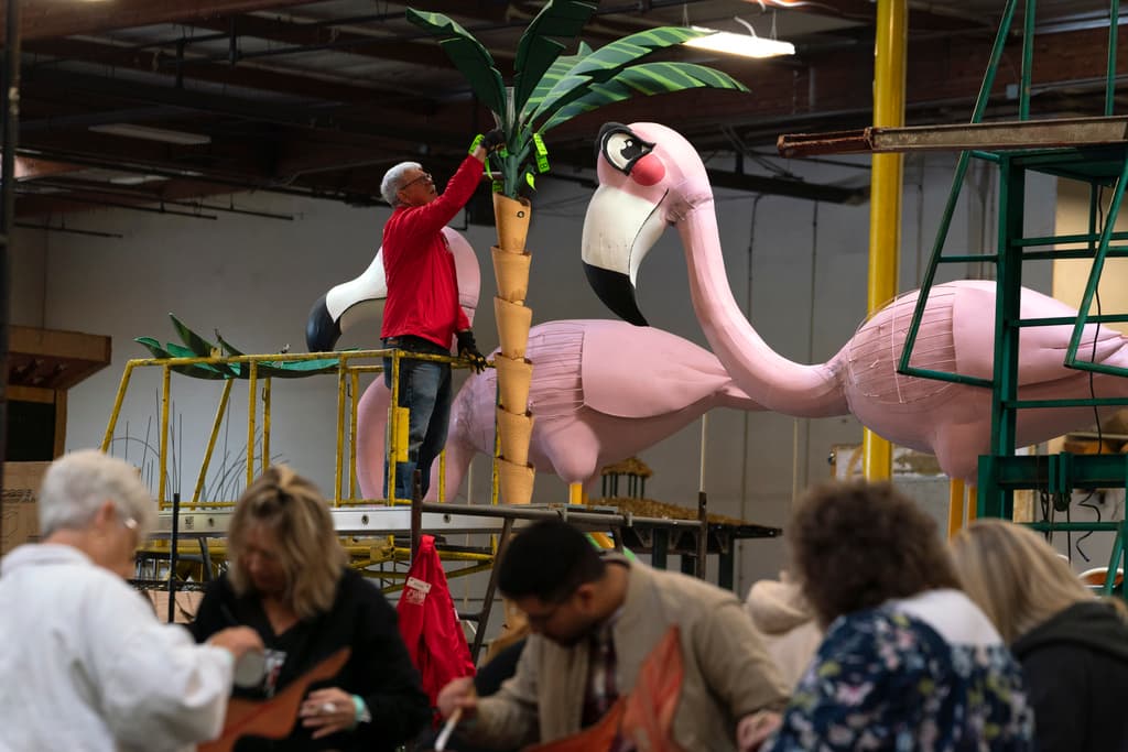 En el mismo establecimiento, a corta distancia, entre 'flamingos' o flamencos un voluntario creaba este martes una palmera que formará parte de la carroza de la empresa The UPS Store.
