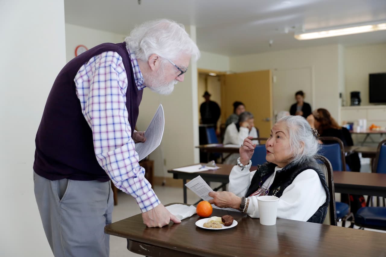 El especialista atribuye esta forma de abuso a las frustraciones características de vivir en entornos comunitarios, así como a un reflejo de
<a href="https://www.univision.com/noticias/salud-y-tercera-edad/un-problema-en-aumento-los-adultos-mayores-que-quieren-estar-solos-y-rechazan-la-ayuda-en-el-hogar">los problemas que se experimentan al envejecer</a>. Muchos ven que su independencia desaparece y
<b>convertirse en un bravucón es una manera de recuperar ese poder perdido</b>.