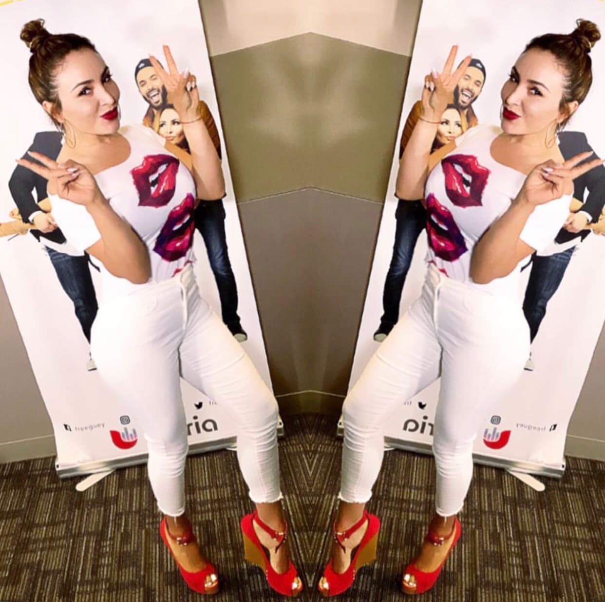 En este 'look' ella optó por algo más casual pero sin dejar afuera unos tacones rojos que completan todo perfectamente.