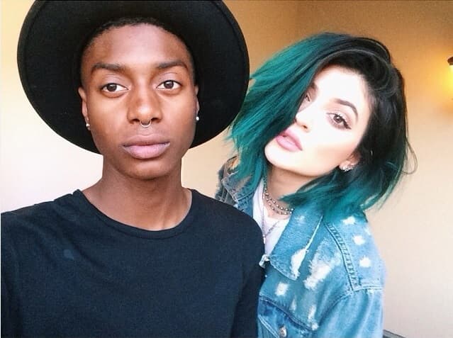 Kylie Jenner con cabello azul.