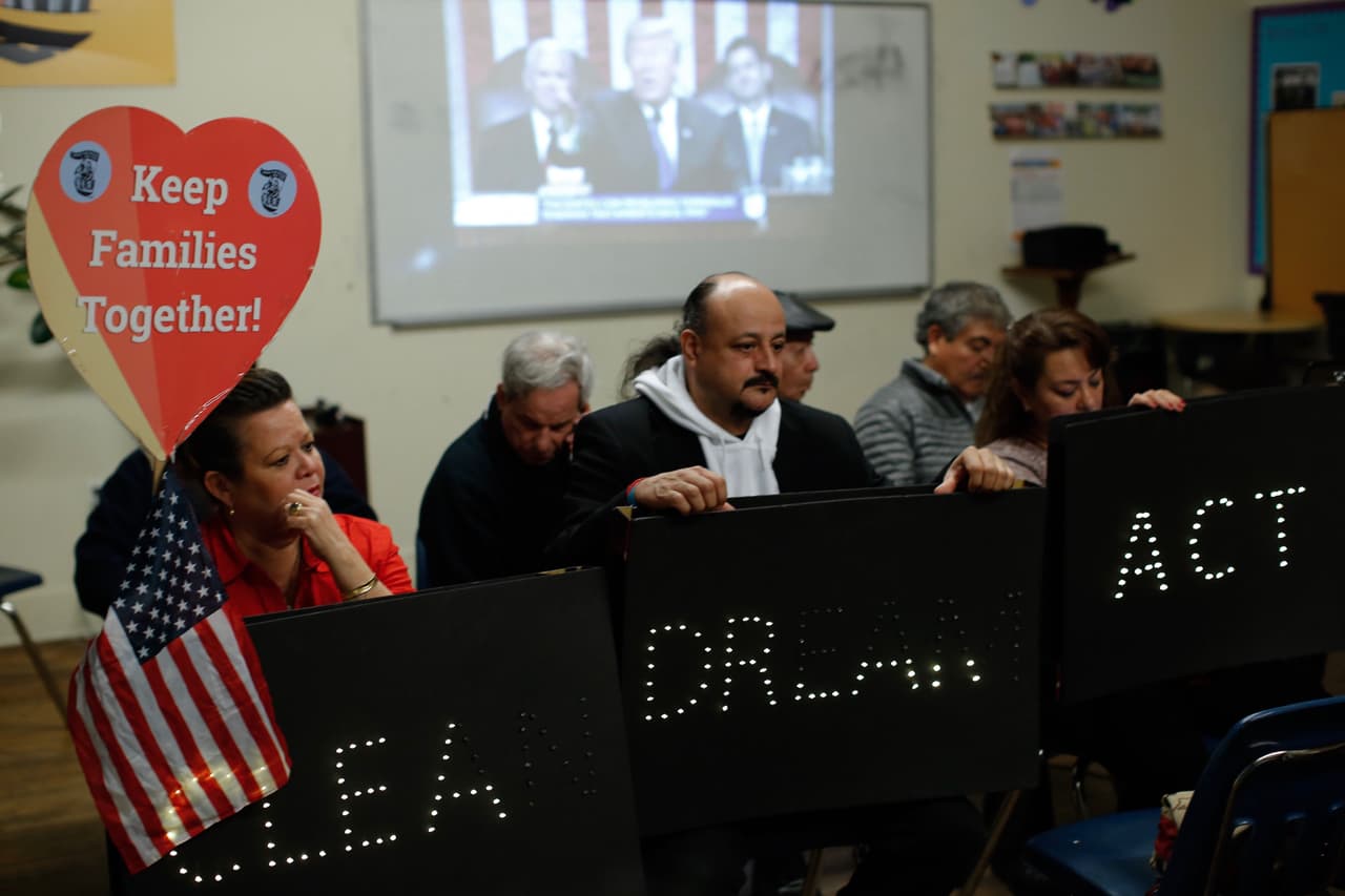 Un grupo de activistas por los inmigrantes se reunieron para ver el discurso en Nueva York.