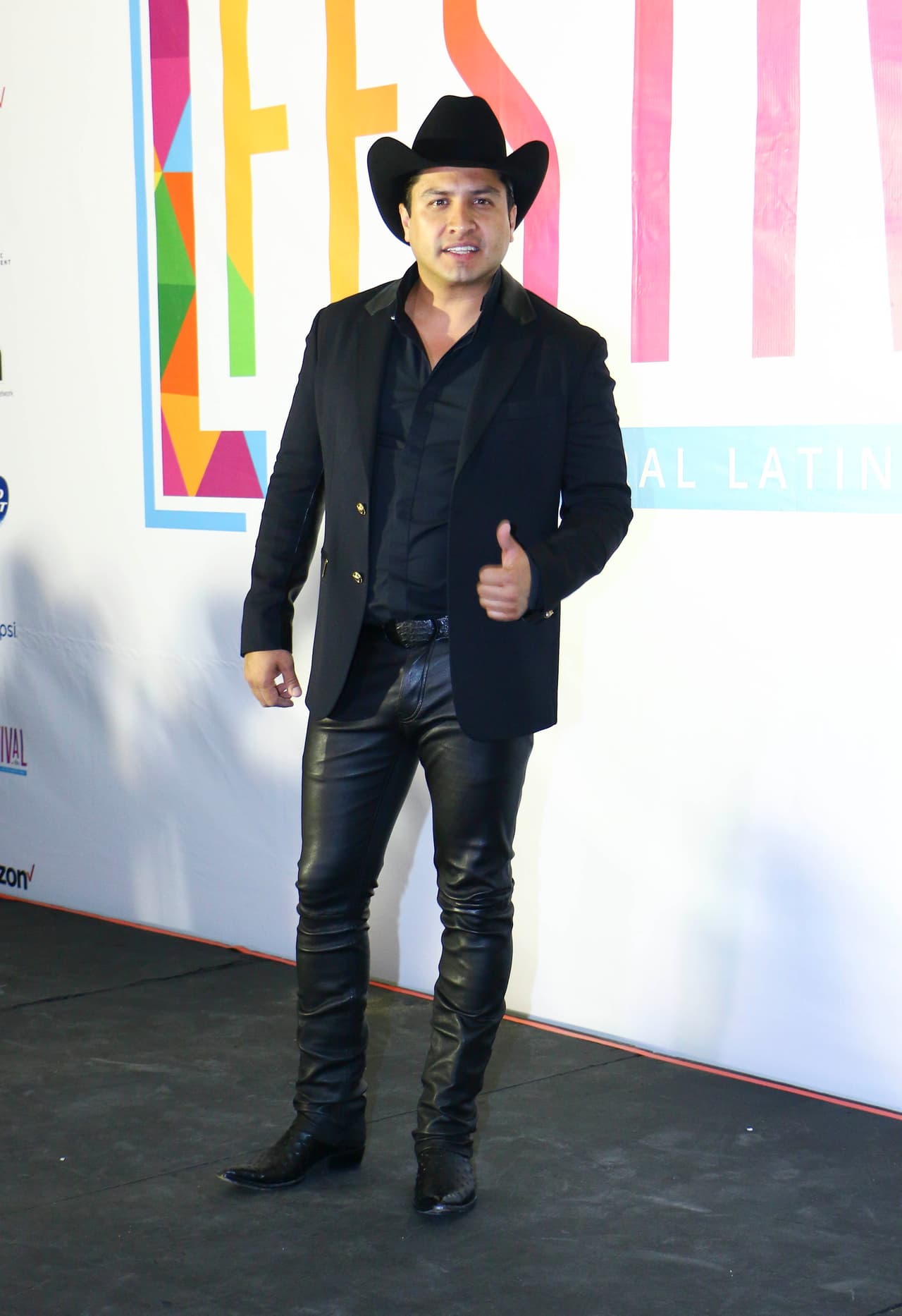 En 2015, Julión participó en el último disco que lanzó Juan Gabriel, 'Los Dúo 2'.