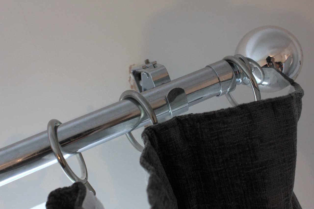 <h3 class="cms-H3-H3">7. En el interior de una barra de cortina</h3>
<br>
<br>Si usted cuenta con una cortina que tiene extremos que se separan, puede optar por enrollar el dinero con una banda elástica, insertarlo en uno de esos sitios y volver a colocar su cortina. No es una garantía, pero sin duda hará más difícil la labor del intruso que llegue a su hogar. 
<br>