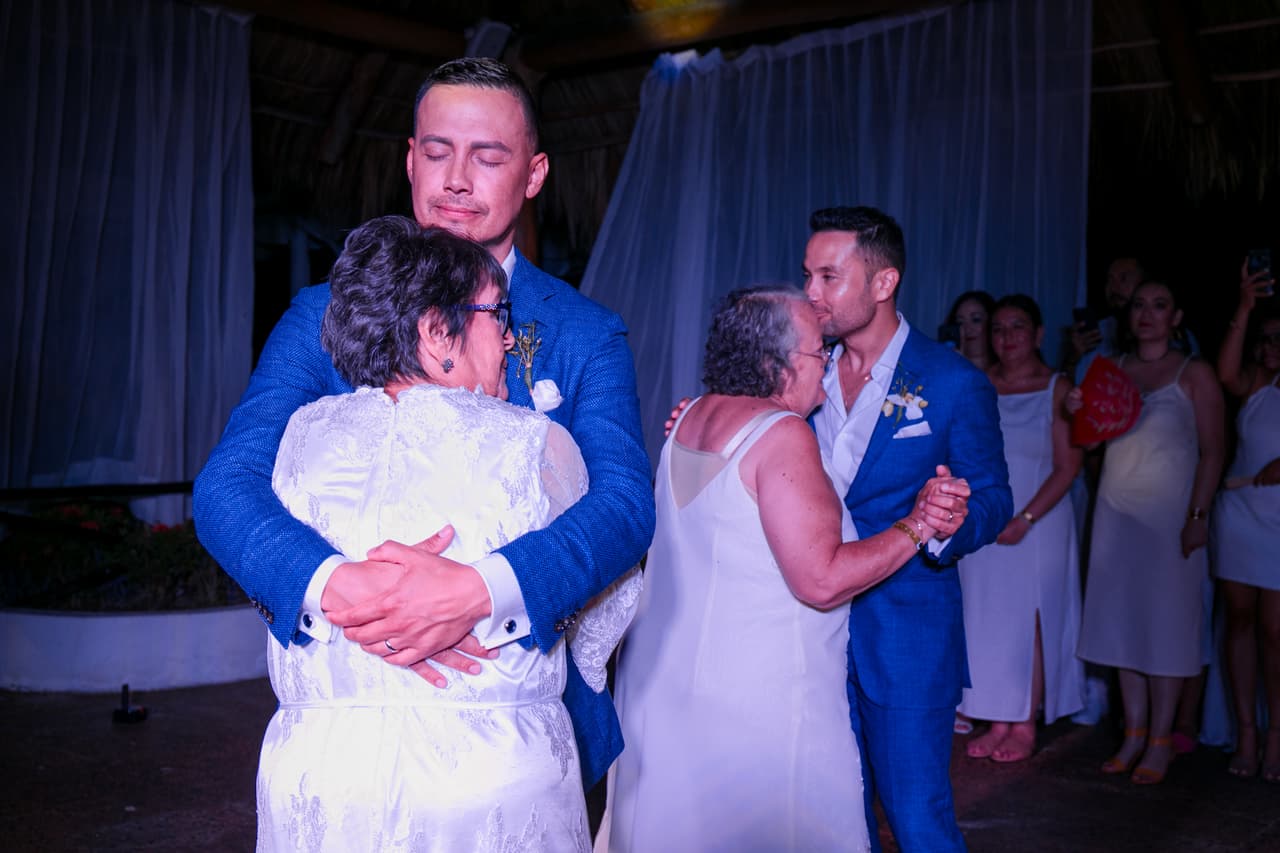 Uno de los momentos más emotivos y lindos de la noche fue cuando Luis y Renato bailaron con sus respectivas madres en la pista de baile al ritmo de la canción "La Quiero A Morir".