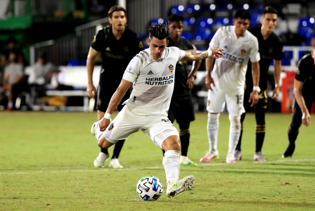 Dejan Jakovic cometió falta dentro del área sobre Joe Corona y LA Galaxy podría recuperar la ventaja en el partido.