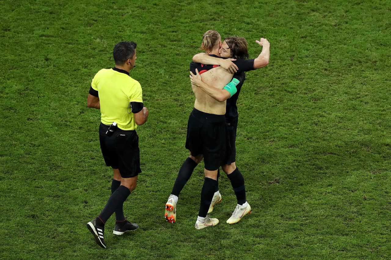 Modric en un efusivo abrazo con Domagoj vida (con la espalda descubierta), quien anotó el 2-1 a favor de Croacia al minuto 101.