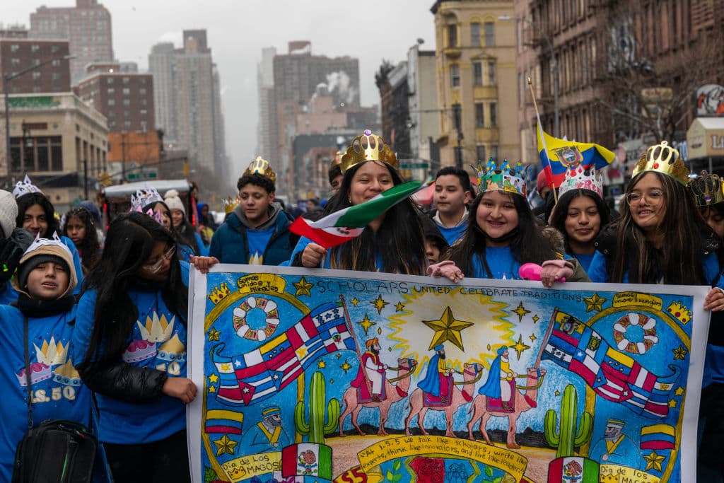 En Nueva York, estas tradiciones se han adaptado al entorno urbano, pero el significado central se mantiene: la unión y el compartir. Durante el desfile, niños recibieron pequeños obsequios, y las familias compartieron momentos de alegría.