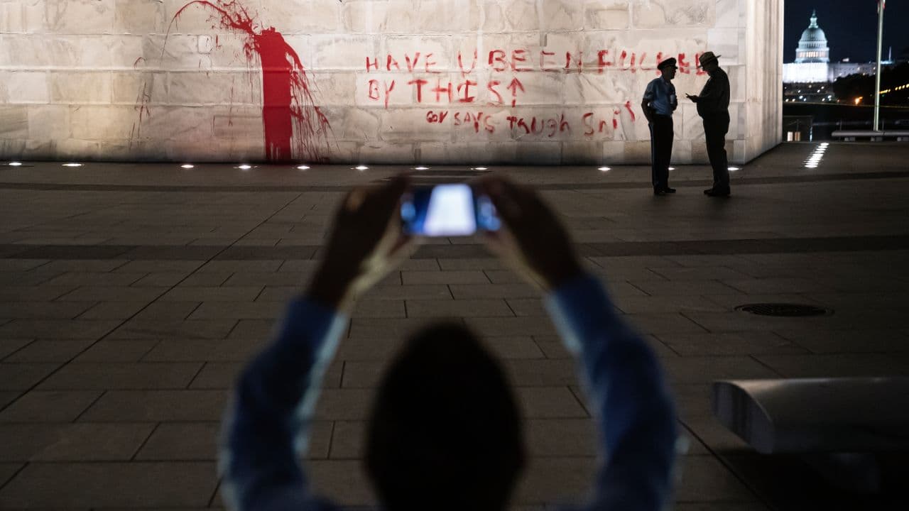 La base del monumento fue pintada con una leyenda obscena, junto a una salpicadura vertical, todo en color rojo, en el lado oeste.