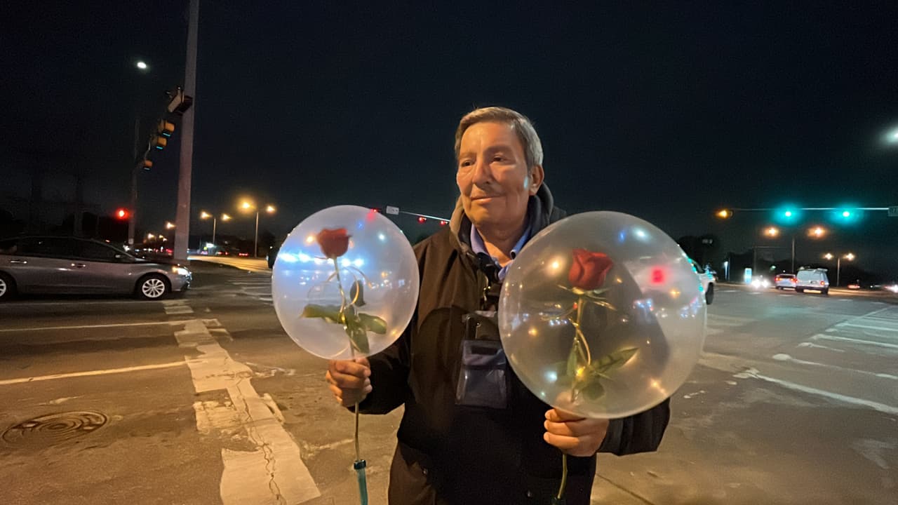 “No tenía ni un centavo”: dice Bruno Pérez, quien evitó ser desalojado con ventas de flores. Bruno Pérez, de 65 años, vende todos los días flores en calles del Dallas, este es el trabajo que le ha ayudado a pagar su renta y evitar ser desalojado. El vendedor, de origen mexicano, sueña con poder algún día comprar una casa y dejar de pagar renta.
<br>Su historia puedes 
<a href="https://www.univision.com/local/dallas-kuvn/bruno-perez-venta-flores-globos" target="_blank">leerla aquí</a>.