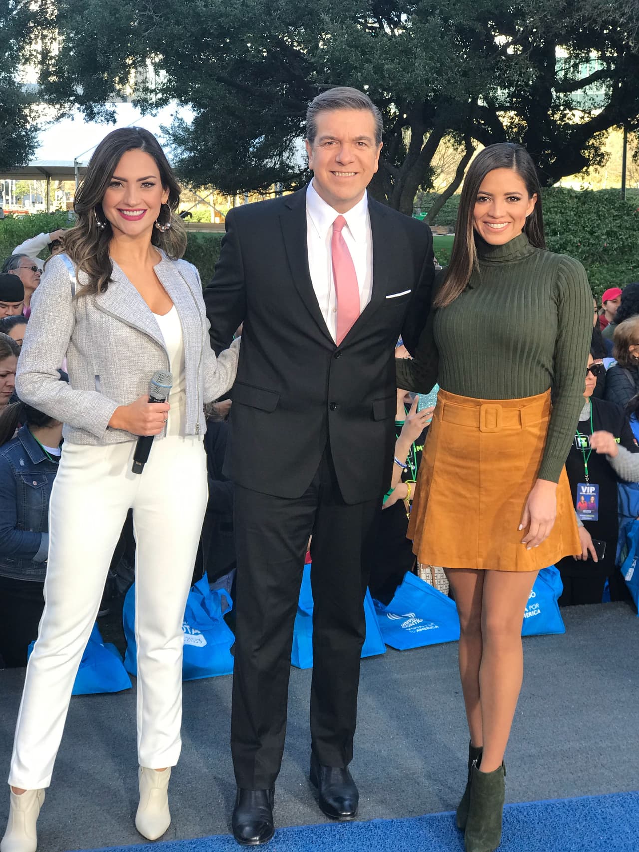 El presentador de Noticias Univision 45 Raúl Peimbert con Michelle Galván y Pamela Silva Conde en Houston.