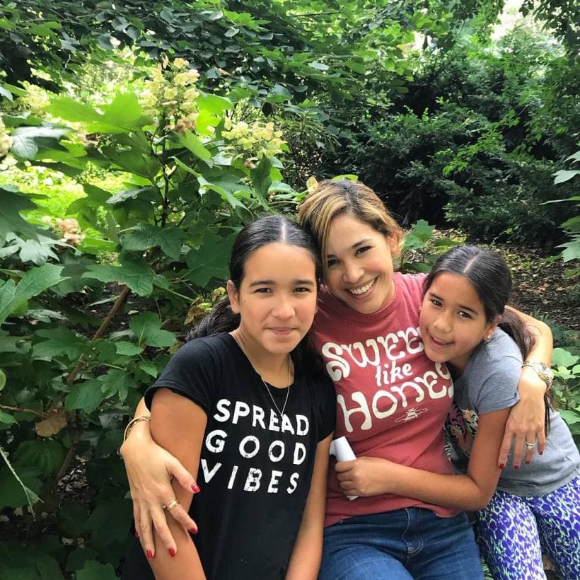 Antonella y Michaella heredaron la alegría y la sonrisa de la conductora mexicana.