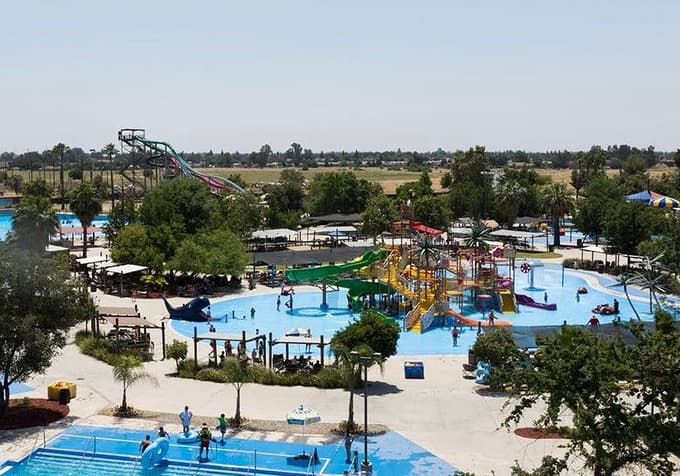 El parque acuático Island Waterpark es ideal para pasar un día del verano en familia pues cuenta con atracciones para todas las edades con toboganes de hasta tres pisos, un río perezoso, una zona infantil y piscina de olas.