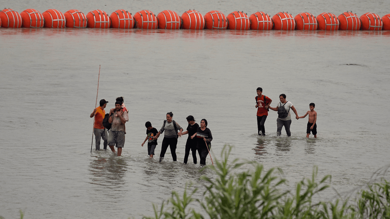Agente acusa que oficial de Texas ordenó empujar a niños y bebés al Río Bravo