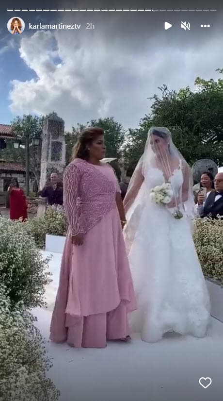 La madre de la novia, doña 
<b>Divina Montero</b>, portó un vestido largo en color rosa ópalo.
<br>