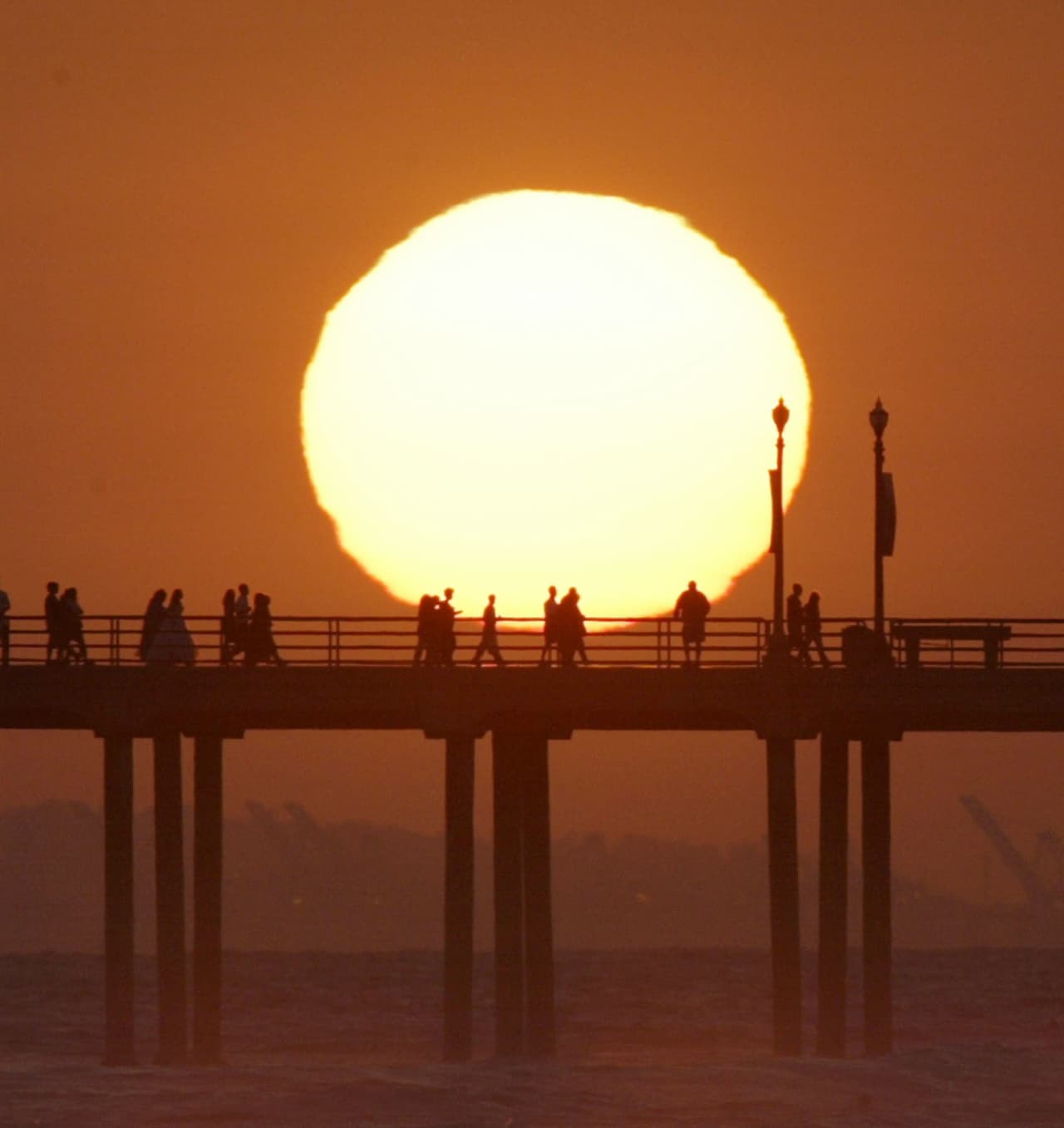 Un atardecer en el muelle de Huntington Beach captado el 29 de mayo del 2004.