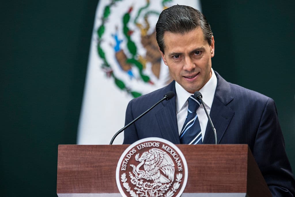 Peña Nieto hace este anuncio en medio de una
<b><a href="http://www.univision.com/noticias/relaciones-internacionales/lideres-politicos-de-mexico-piden-a-pena-nieto-cancelar-su-encuentro-con-trump">lluvia de críticas en México.</a></b>