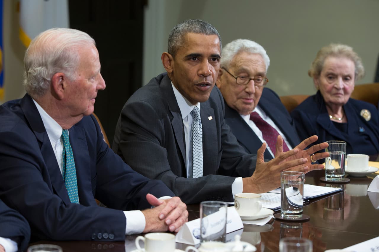 De izquierda a derecha: el exsecretario de Estado, James A. Baker II, el presidente Barack Obama, Henry Kissinger y la exsecretaria de Estado, Madeleine Albright el 13 de noviembre de 2015.