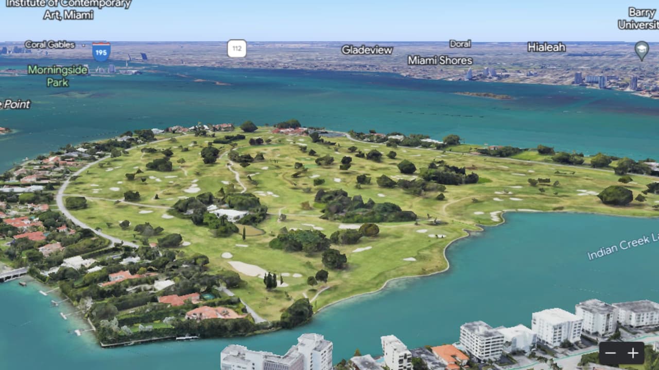 Indian Creek se encuentra al oeste de Surfside. Es un lugar residencial con poco más de 40 casas, campo de golf, 
<b>su propia fuerza policial </b>y casa club a 30 minutos del 'downtown' de la ciudad.