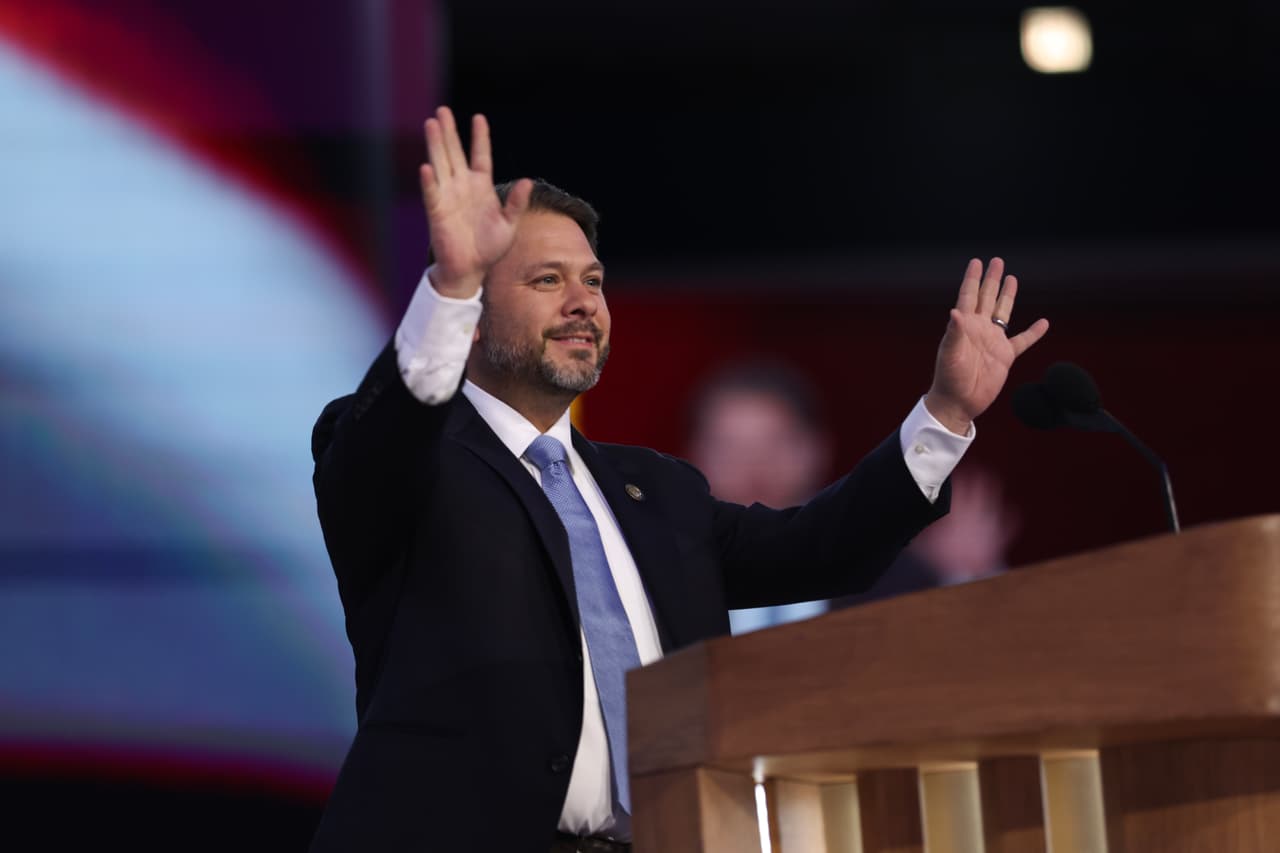 El demócrata Rubén Gallego vence a la republicana Kari Lake en la contienda por el Senado: será el primer senador latino por Arizona