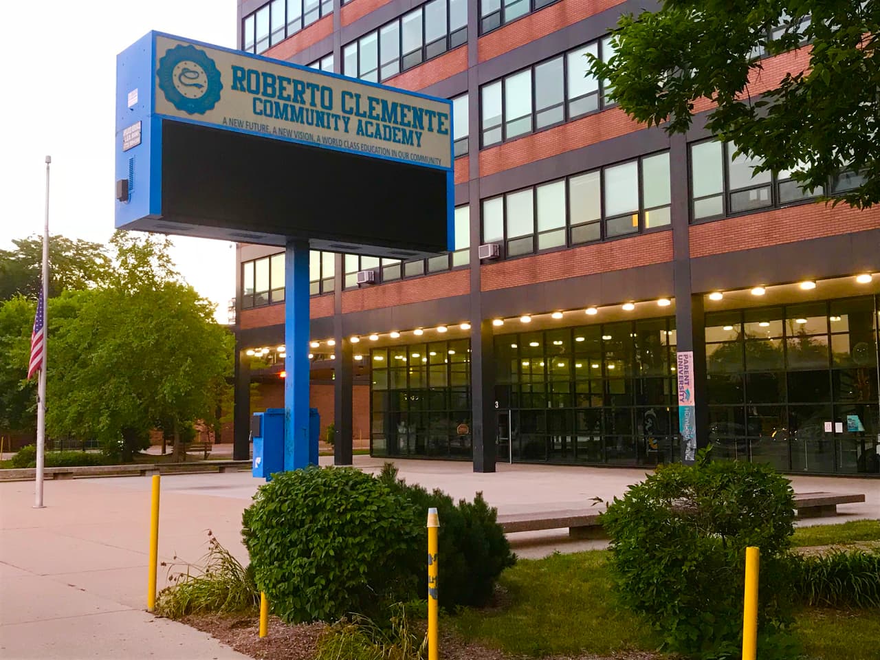 Una escuela de Humboldt Park vota a favor de eliminar la presencia policial en su plantel