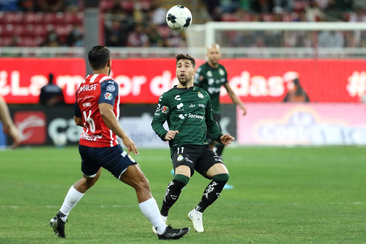 El primer tiempo careció de emociones y presentó un ritmo trabado con ambos equipos buscando la fórmula para adelantarse en el marcador.