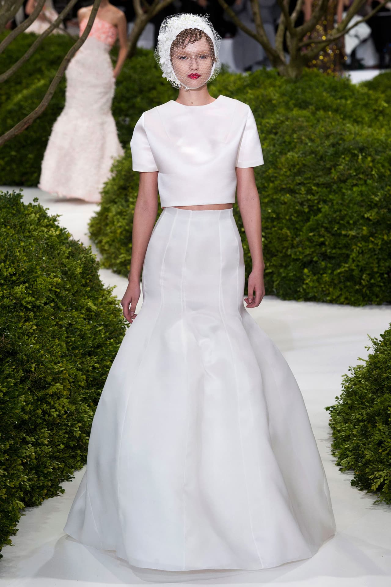 Primavera 2013, Alta Costura. Amante del color blanco, Simons combina una simple camiseta con una falda acampanada, creando un look celestial.