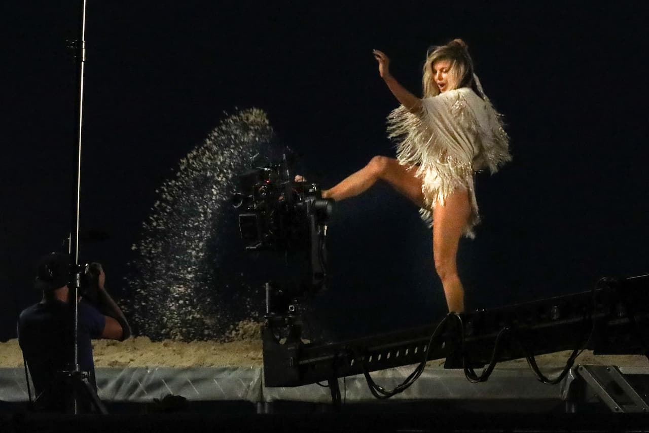 Jugó con la arena y bailó muy sensual.