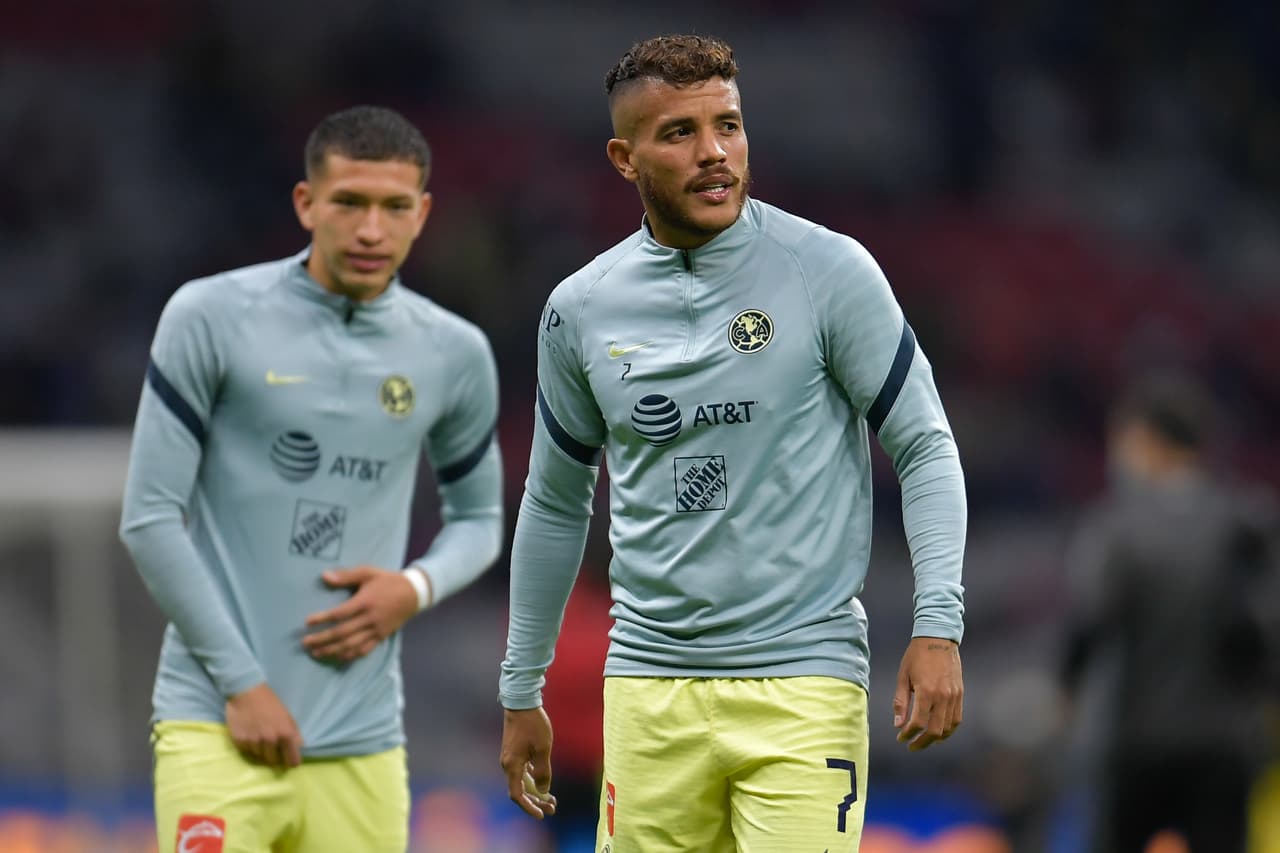 Jonathan Dos Santos apareció en la banca y entró al minuto 84'.