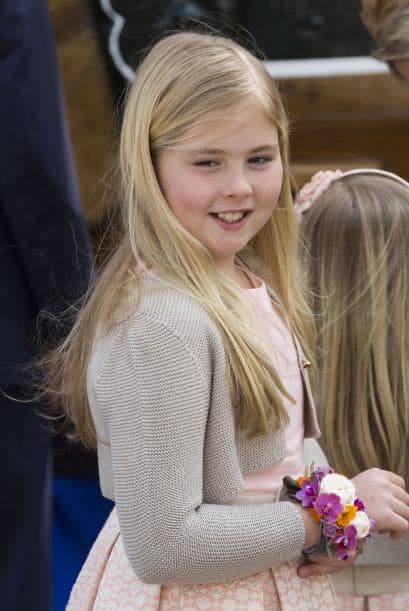 Catharina-Amalia es la hija del rey Willem Alexander y su esposa la reina Máxima. Willem ascendió al trono en 2013, luego de la abdicación del trono por parte de su madre, la reina Beatriz.La princesa de Orange, la mayor de tres hermanas, a sus 11 años va a un colegio público, practica judo, jockey, le encanta la actividad hípica y habla perfectamente holandés, español e ingles.Y aunque sus apariciones públicas por el momento son limitadas, sus papás se aseguran de incluirla en las actividades tradicionales y necesarias para su formación como futura reina.MIRA SUS MEJORES FOTOS