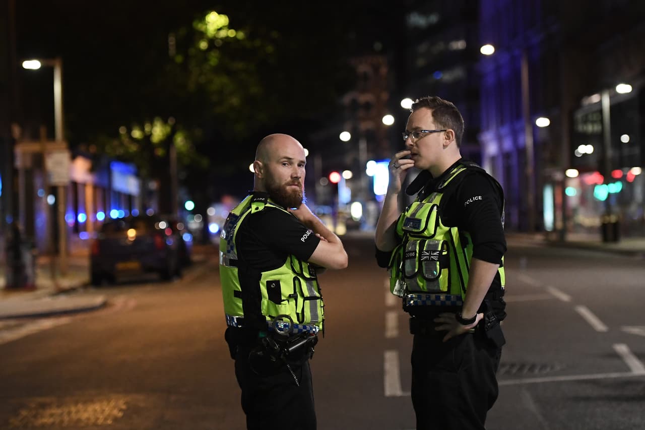 Policías armados en el área de London Bridge la noche del sábado 3 de junio