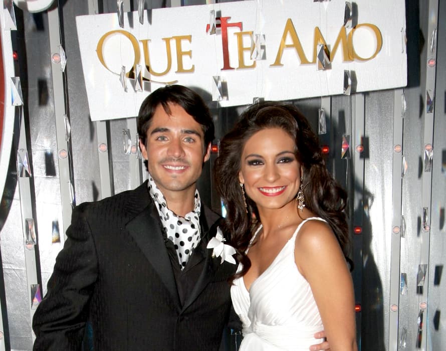 Compartió créditos y románticos besos con Ana Brenda Contreras.