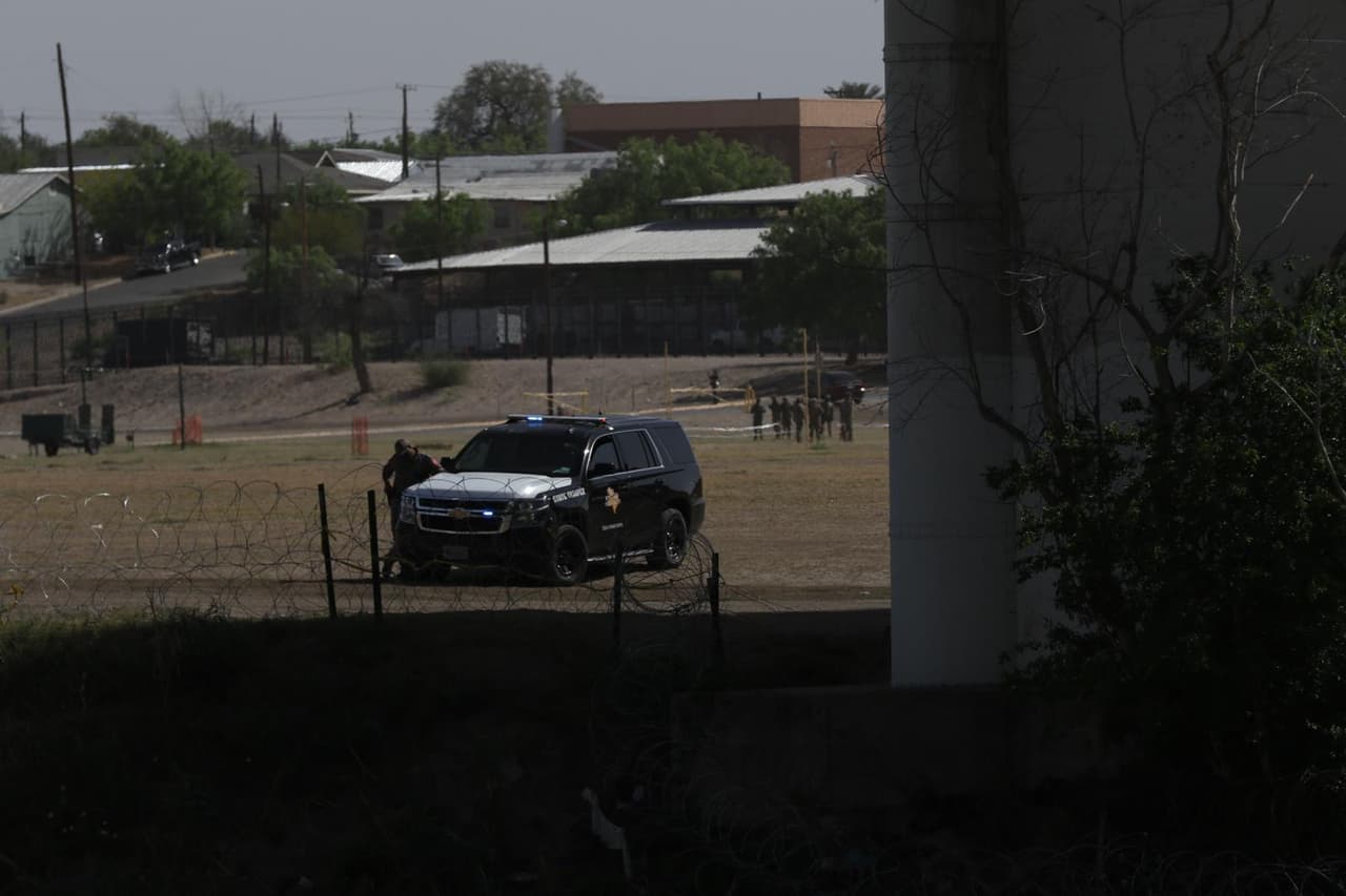 Mientras tanto, miembros del Departamento de Seguridad Pública de Texas y de la Guardia Nacional realizaron un simulacro de la detención de inmigrantes en la frontera de Piedras Negras como resultado del levantamiento del Título 42.