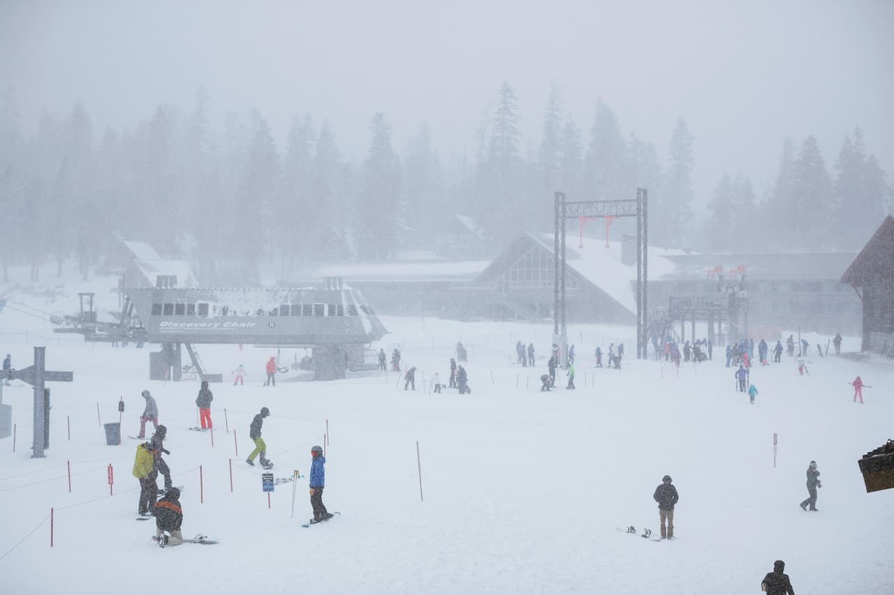 Los centros de esquí en las montañas de Mammoth reportanton que nieve fresca que cayó durante los últimos días les permitió abrir el centro semanas antes de lo previsto, según el calendario de la temporada de invierno 2019-2020.
<br>