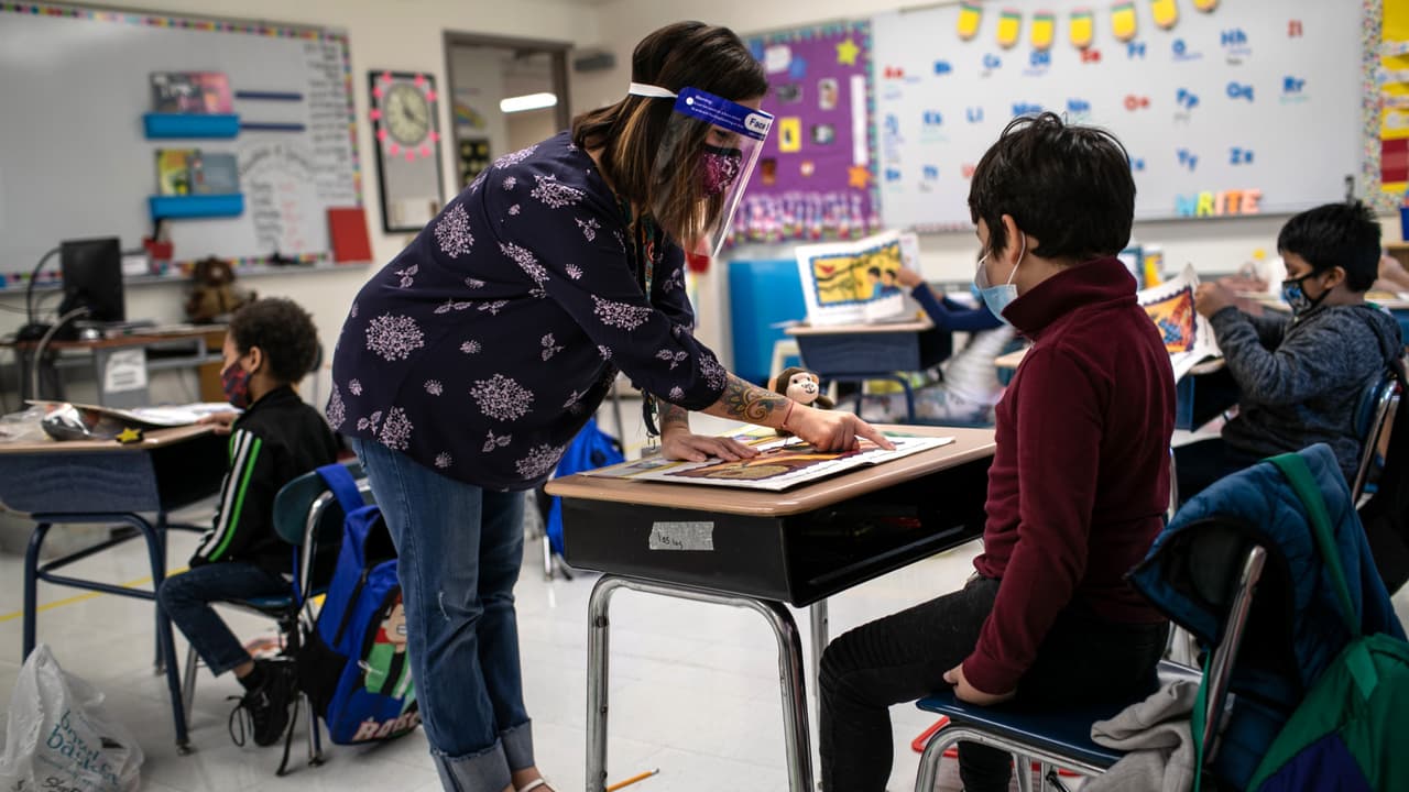 Escuelas públicas de Broward consideran exigir mascarilla obligatoria a empleados 