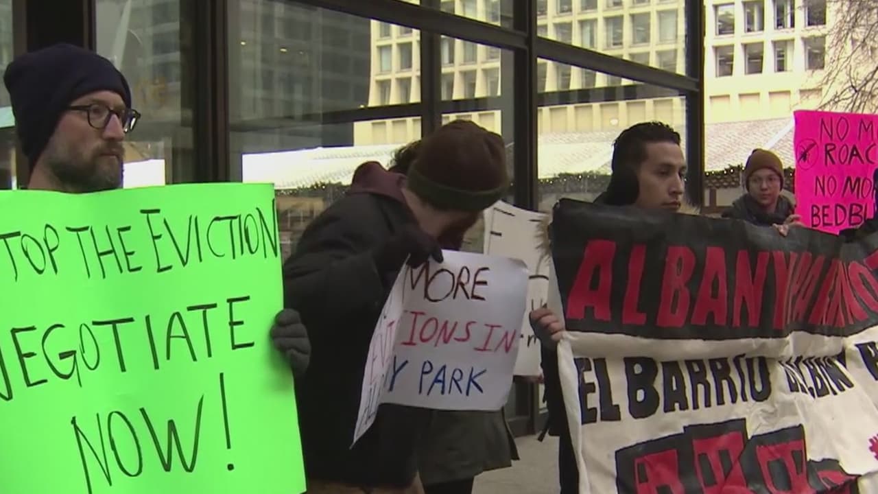 Protestan contra desalojo de familia hispana en Albany Park que llevaba décadas en su residencia