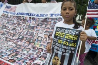 La demora en el anuncio de acciones ejecutivas migratorias tiene a miles de indocumentados sumidos en la incertidumbre ante una severa política de deportaciones.