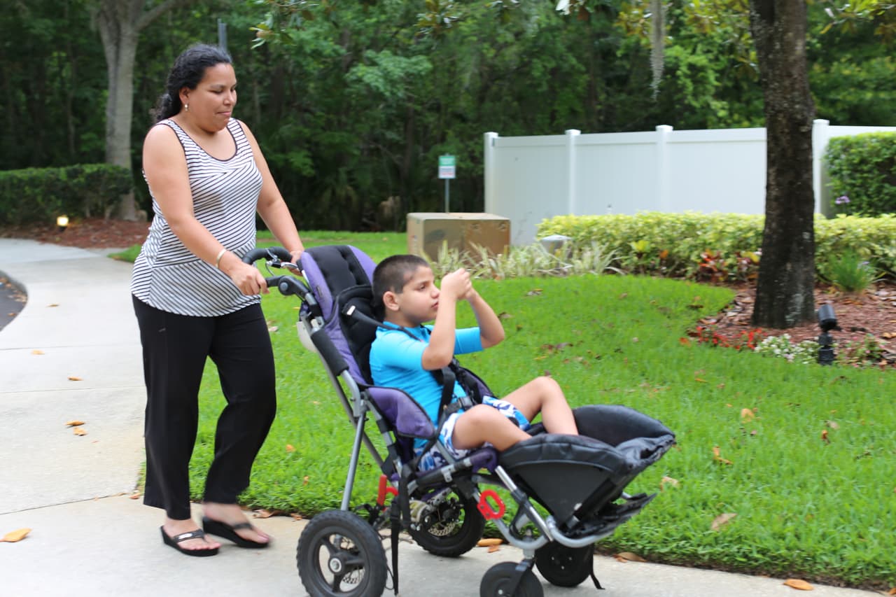 Jason's mother, Jennifer Stein, begins her day at 4:00 in the morning. "Jason gets up screaming very early. I try to calm him down and wake up my husband, make breakfast, and start preparing him to go to school. When he returns, we bathe him between the two of us. Jason has a lot of strength, I can not do it alone." The cutbacks in federal funding for Medicaid have been among the most criticized pieces of the health plan proposed by Republicans, who have been forced to delay a vote on the law due to growing opposition within the party.
