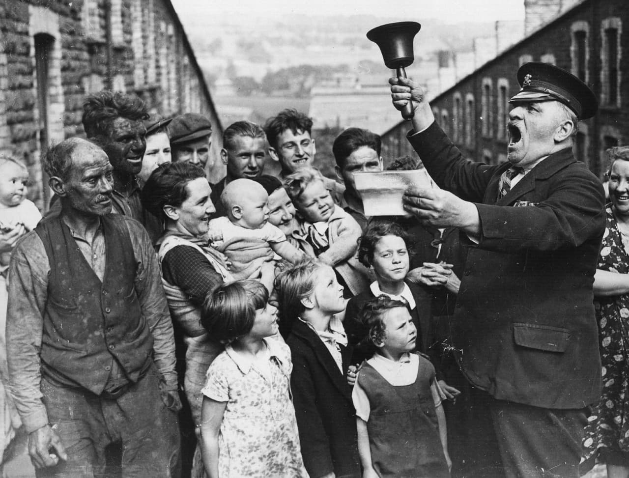 <b>Pregoneros</b>
<br>
<br>Hace muchos años en las ciudades y pueblos las principales noticias se propagaban gracias a los pregoneros, quienes las gritaban en medio de una calle céntrica y concurrida. Existieron hasta principios del siglo XX, cuando la mayoría muchos no sabían leer y la radio aún no existía. 
<br>