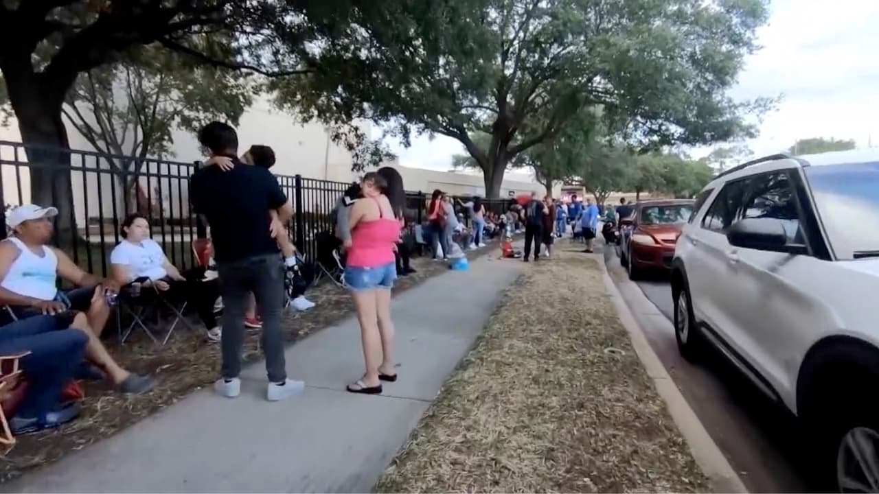 Atrasos en oficina de ICE tiene a decenas de migrantes esperando a la intemperie