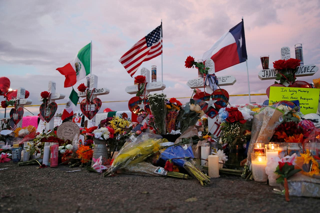 No había pasado un año del tiroteo en la sinagoga de Pittsburg cuando Estados Unidos vivió otra masacre alentada por la teoría de 'El Gran Reemplazo'. El 9 de agosto de 2019 
<a href="https://www.univision.com/noticias/tiroteos/al-menos-20-muertos-y-24-heridos-deja-un-tiroteo-en-un-walmart-de-un-centro-comercial-de-el-paso-texas">terminó en luto para 22 familias hispanas.</a> Esa tarde, un hombre blanco entró disparando a la tienda Walmart de El Paso, en Texas, y 
<b>dejó —además de los muertos— a 26 personas heridas.</b>