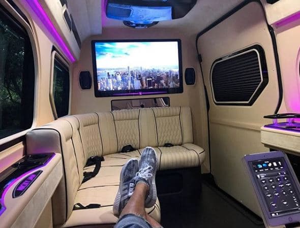 En su interior se puede ver una pantalla de televisión, cómodos sillones y todo lo necesario para que Nicky pueda trabajar mientras va en carretera.