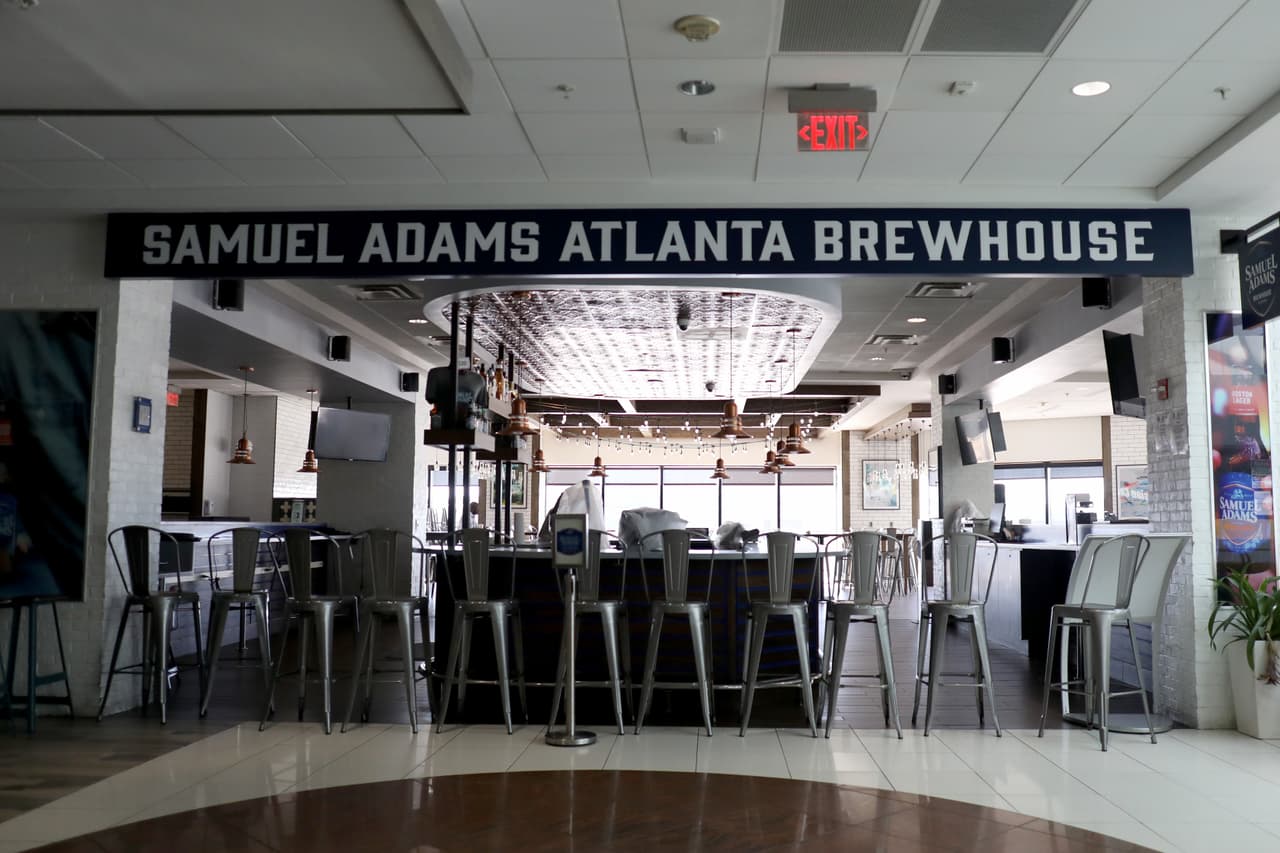 Un restaurante cerrado en la terminal B en el Aeropuerto Internacional Hartsfield-Jackson de Atlanta el 20 de abril de 2020.