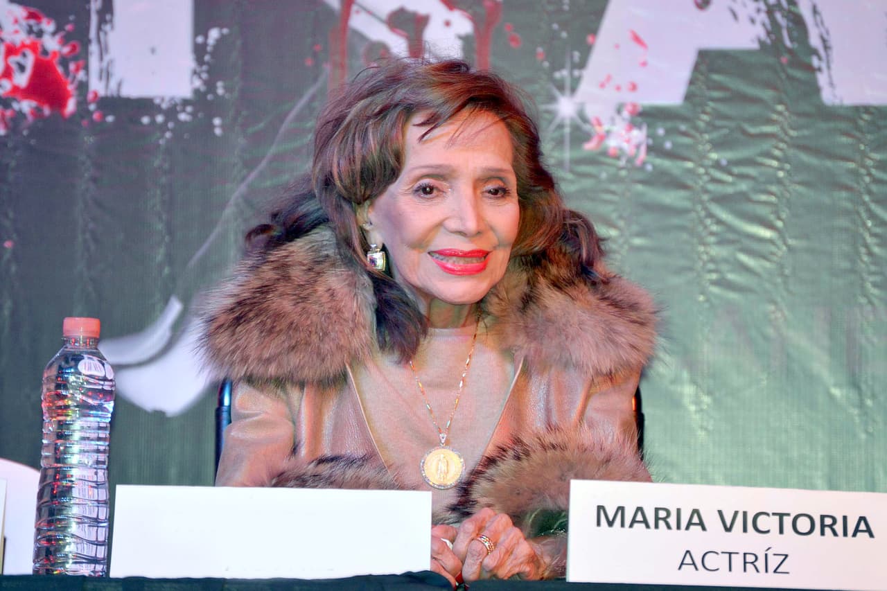 María Victoria Cervantes es una cantante y actriz de 87 años, que tiene una larga trayectoria en la industria del entretenimiento mexicano. Su carrera comenzó con la película 'Canto de las Américas' en 1942 y su último trabajo fue precisamente en 'Sortilegio'.