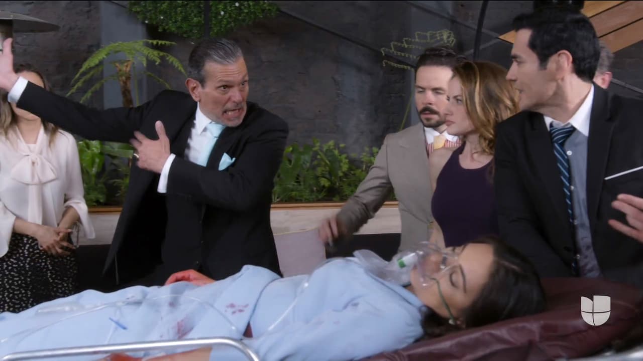 Tras un angustioso momento, los paramédicos llegaron para llevarse a Alejandra, quien desde ese momento luchaba por su vida.