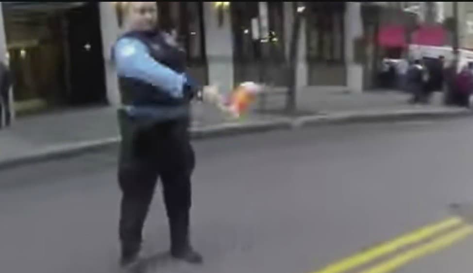 Captan a policía de Chicago lanzando un café a un motociclista 