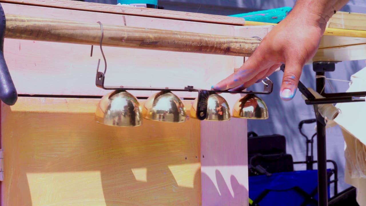 William Estrada y su carrito móvil de arte.