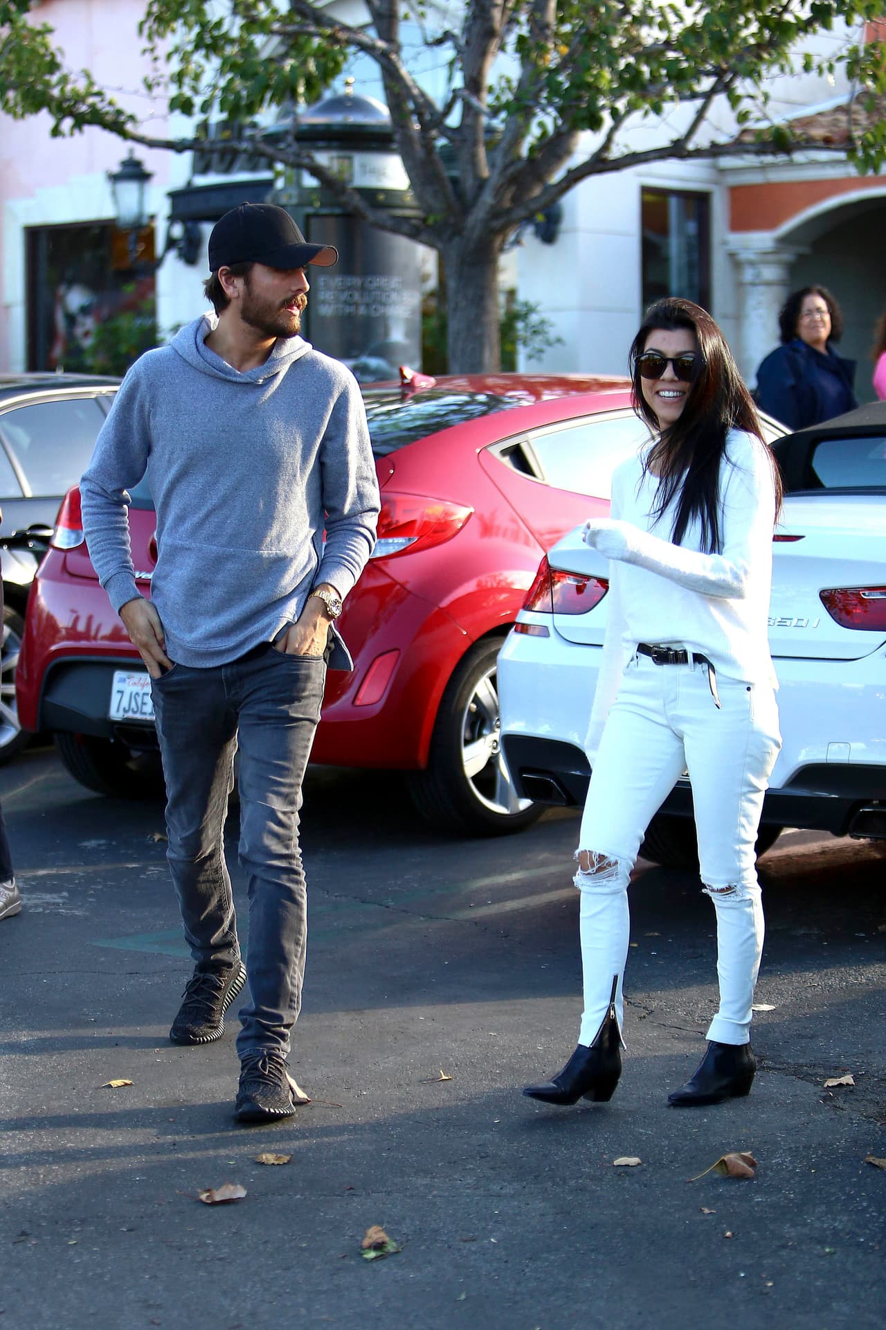 Y salió bastante sonriente del lugar.