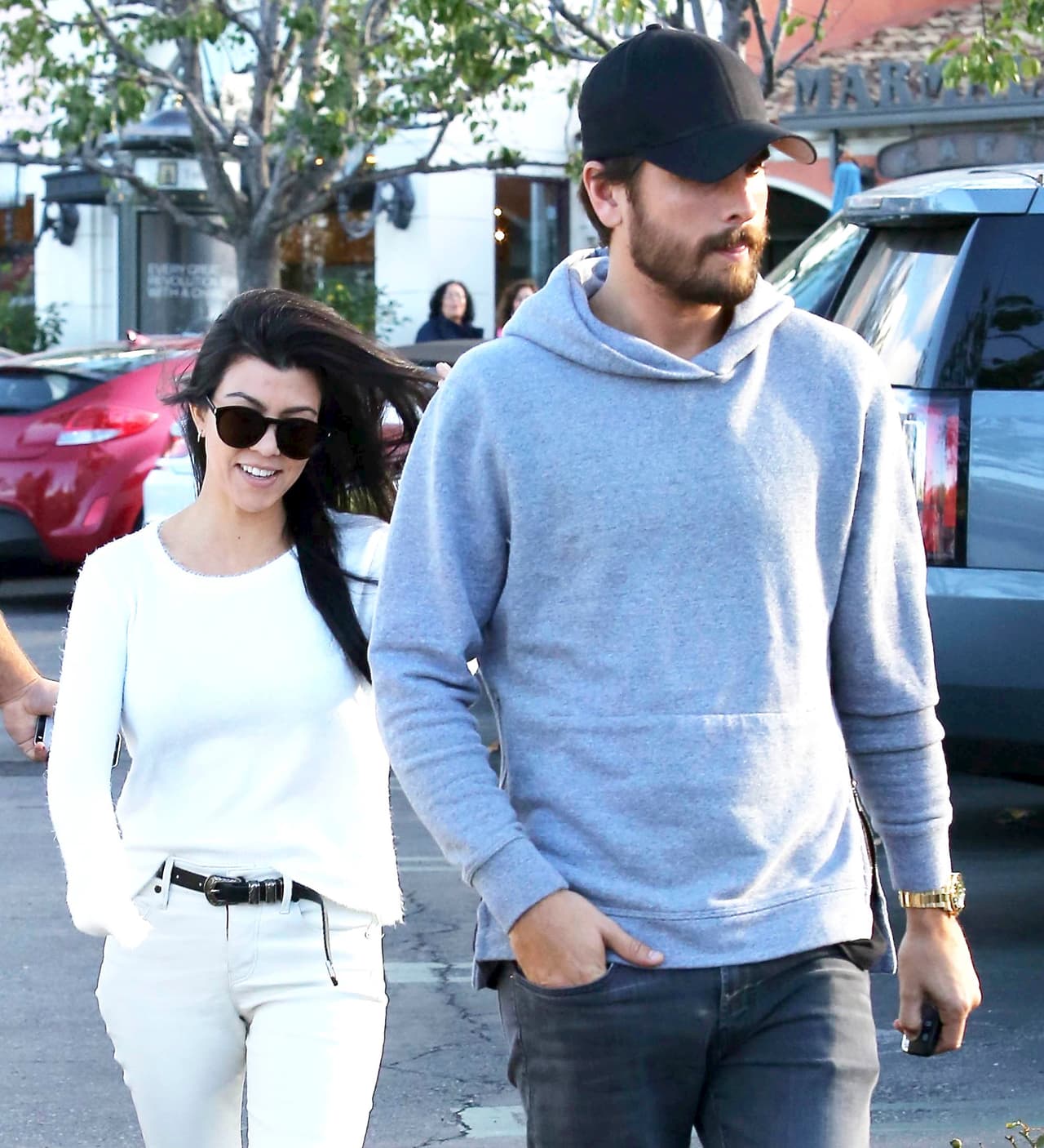 En cambio, él puso pura cara seria.