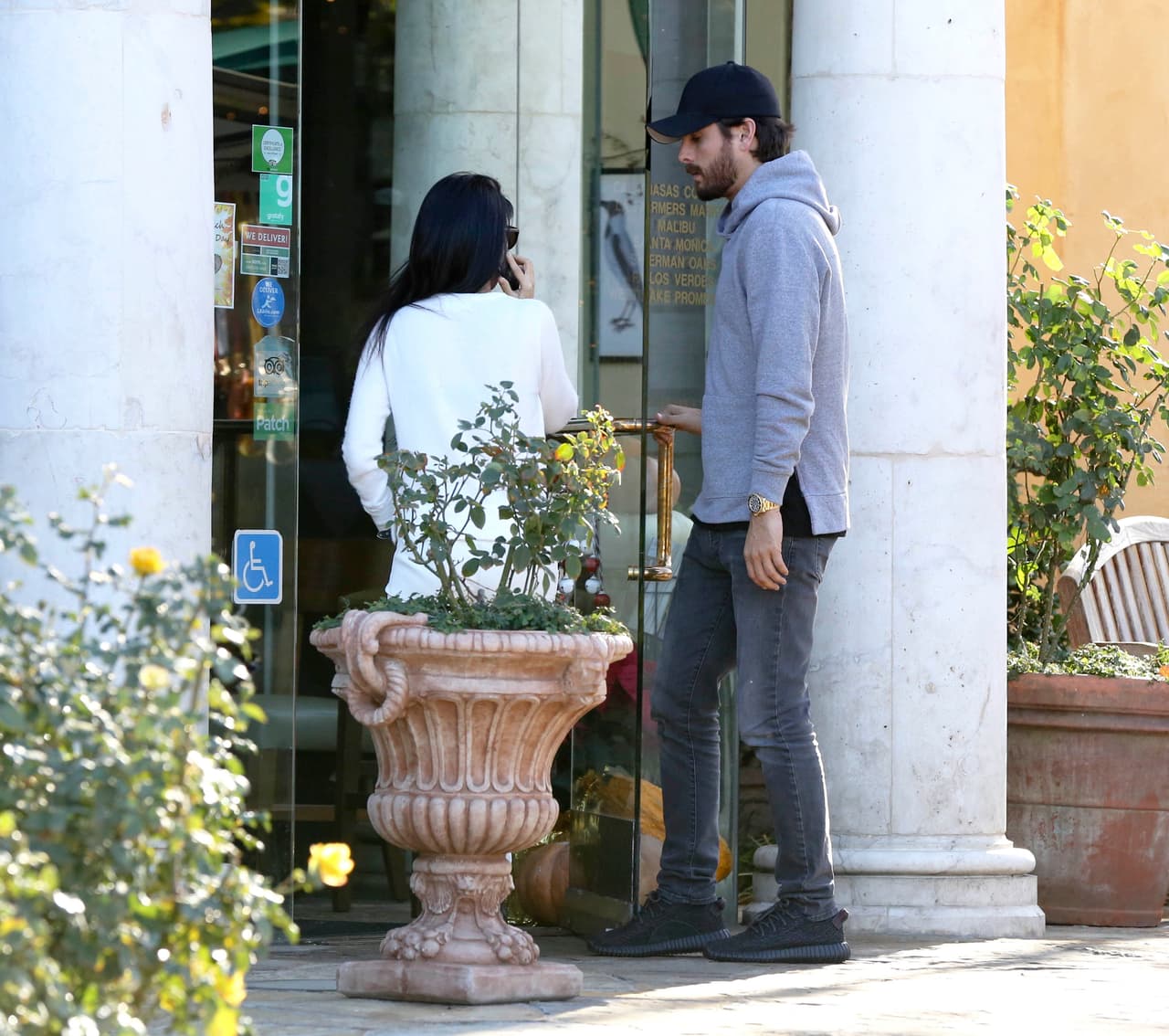 Muy caballeroso, le abrió la puerta a Kourtney.