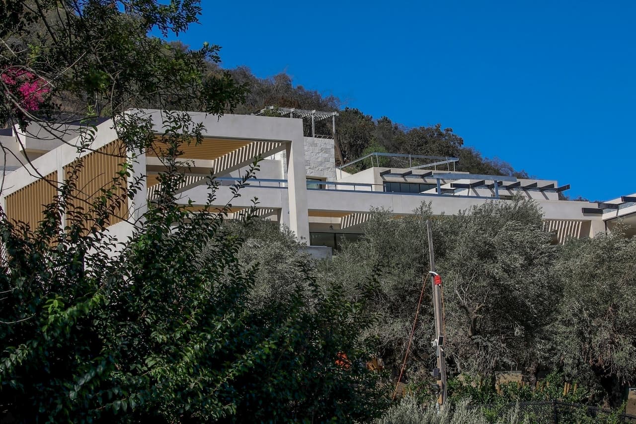 Las imágenes que colgó JLo de su residencia en Georgia, con valor de 
<b>8 millones de dólares</b> (según TMZ y tomando en cuenta el precio más reciente cuando se intentó poner en venta en 2018), se suscitan mientras ella y su marido echan a andar trabajos de remodelación que realizan a la mansión que será su hogar en Los Ángeles.
<br>